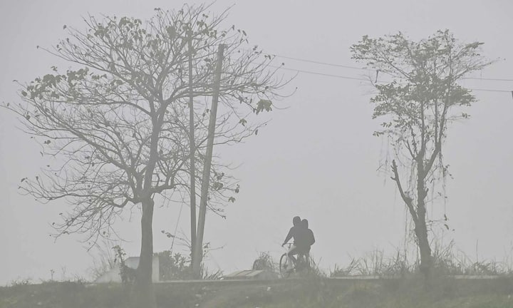 इसके अलावा पहाड़ी क्षेत्रों में शीतलहर तब घोषित होती है, जब तापमान जीरो डिग्री या इससे नीचे हो और अधिकतम तापमान सामान्य से 4.5 से 6.4 डिग्री कम हो.