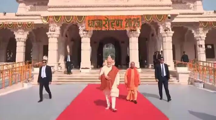 रामपथ पर एक संक्षिप्त रोड शो के बाद प्रधानमंत्री का काफिला जगद्गुरु आदि शंकराचार्य द्वार से मंदिर परिसर में प्रवेश किया।