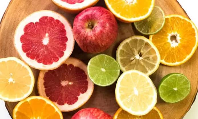 अंगूर को स्वास्थ्य के लिए अच्छा माना जाता है, लेकिन यह लीवर में दवाओं के प्रभाव को धीमा कर देता है। इससे शरीर में दवाओं का प्रभाव बढ़ सकता है। इससे कुछ रोगियों, खासकर हृदय प्रत्यारोपण के बाद दवाएँ ले रहे रोगियों की स्थिति और बिगड़ सकती है।