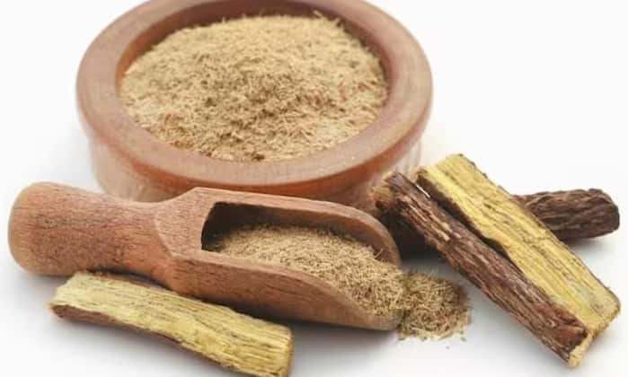 जेठीमढ़ का इस्तेमाल लोग अक्सर चाय और काढ़े का स्वाद बढ़ाने के लिए करते हैं। हालाँकि, असली जेठीमढ़ रक्तचाप बढ़ा सकता है और शरीर में पोटेशियम का स्तर कम कर सकता है। कई लोग अनजाने में जेठीमढ़ युक्त पेय पदार्थों का सेवन कर लेते हैं, जो हृदय के लिए खतरनाक हो सकता है।