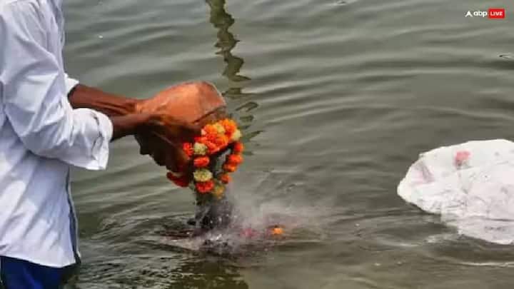 તમામ વિધિઓ પૂર્ણ કર્યા પછી રાખને પવિત્ર નદીમાં ખાસ કરીને ગંગા નદીમાં વિસર્જન કરવામાં આવે છે. ઘણા લોકો વિચારે છે કે લોકો હજારો વર્ષોથી ગંગા નદીમાં રાખનું વિસર્જન કેમ કરે છે.