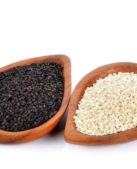 ਹੱਡੀਆਂ ਬਣਾਏ ਮਜ਼ਬੂਤ: ਤਿੱਲ ਵਿੱਚ ਦੁੱਧ ਤੋਂ ਵੀ ਜ਼ਿਆਦਾ ਕੈਲਸ਼ੀਅਮ ਹੁੰਦਾ ਹੈ। ਇਹ ਸਾਡੀਆਂ ਹੱਡੀਆਂ ਅਤੇ ਦੰਦਾਂ ਨੂੰ ਮਜ਼ਬੂਤ ​​ਬਣਾਉਣ ਵਿੱਚ ਮਦਦ ਕਰਦਾ ਹੈ।