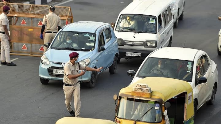 मोटर वाहन अधिनियम के मुताबिक अगर 5-सीटर कार में 6 लोग बैठे पाए जाते हैं तो इसे नियम उल्लंघन माना जाता है. कई राज्यों में इस पर 2000 रुपये से 5000 रुपये तक का जुर्माना लगाया जा सकता है. कुछ जगहों पर सेक्शन 194 में ओवरलोडिंग के तहत चालान काटा जाता है और वाहन को रोका भी जा सकता है.