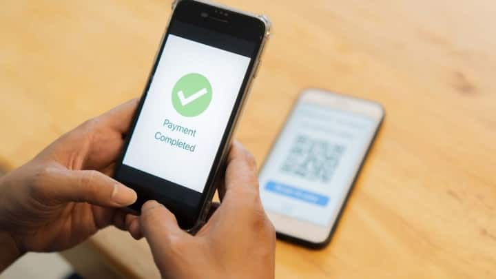 बिना सोचे समझे हर जगह डेबिट कार्ड इस्तेमाल करना भी गलत आदत है. संदिग्ध साइट, असुरक्षित वाई-फाई या रैंडम पेमेंट पेज पर कार्ड डालना जोखिम बढ़ाता है. अगर जरूरत पड़े तो UPI या क्रेडिट कार्ड ज्यादा सुरक्षित ऑप्शन होते हैं.