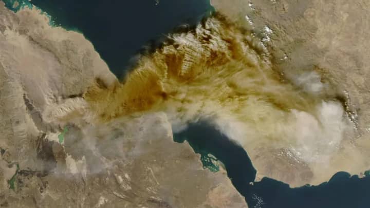साल 2026 के लिए उन्होंने प्राकृतिक आपदा, वैश्विक युद्ध, सोने (Gold) की कीमतों में गिरावट, शेयर मार्केट क्रेश और केश की कमी जैसी कई भविष्यवाणियां की थी. दरअसल 24 अक्टूबर 2025, रविवार के दिन इथियोपिया में करीब 12000 साल में पहली बार ज्वालामुखी विस्फोट हुआ, जिसकी वजह से 100 से 120 किमी प्रति घंटे की गति से तेज हवाएं चली और राख का गुबार भारत समेत कई देशों तक पहुंच गया है.
