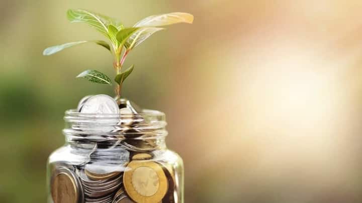 सेविंग अकाउंट में कम से कम बैलेंस रखने का नियम लोग हल्के में ले लेते हैं. लेकिन यही सबसे ज्यादा चार्ज लगवाता है. अगर बैंक का मिनिमम बैलेंस कम नहीं रखा गया. तो हर महीने कटने वाली पेनल्टी आपकी बचत को धीरे-धीरे खत्म कर देती है. बेहतर है कि बैलेंस अलर्ट ऑन रखें और खाते को खाली न छोड़ें.