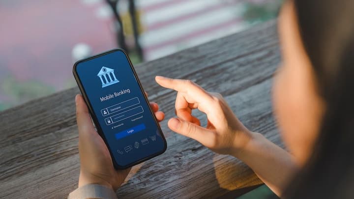 कई लोग अपने सेविंग अकाउंट में अनउपयोगी ऑटो-डेबिट या फिर पुराने सब्सक्रिप्शन चालू छोड़ देते हैं. यह धीरे-धीरे बैलेंस कम करती रहती हैं और आपको पता भी नहीं चलता. महीने में एक बार स्टेटमेंट चेक करना जरूरी है. जिसके अनचाहे खर्च दिख जाएं और उन्हें तुरंत बंद किया जा सके.