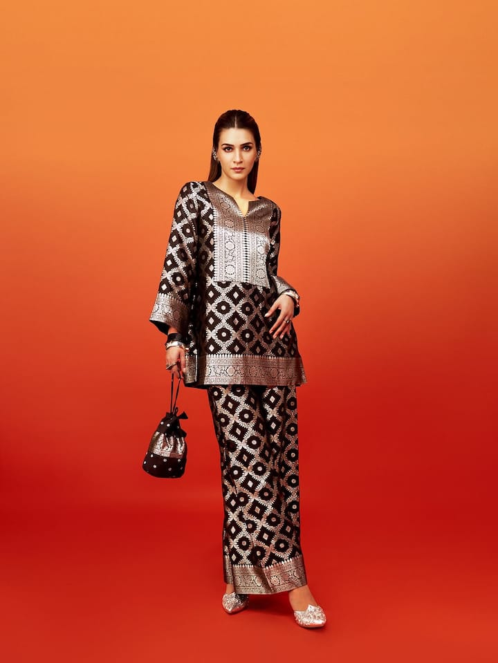 सोशल मीडिया पर उनकी कई तस्वीरें वायरल हो रही हैं जहां उन्हें अलग–अलग पोज देते हुए देखा गया. कई अलग तरीकों से उन्होंने अपने आउटफिट और लीन फिगर को फ्लॉन्ट किया है.