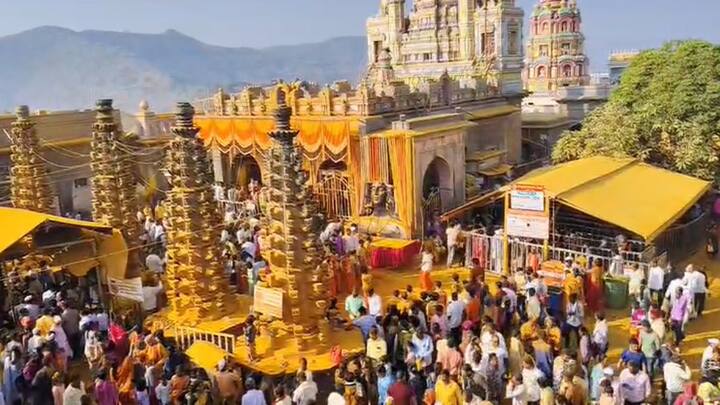 सहा दिवस जेजुरी गडावर धार्मिक विधींची रेलचेल पाहण्यास मिळाली.आज खंडोबा मंदिरात पूजा अभिषेक करून उत्सव मूर्तींवर दुग्ध अभिषेक करून देवाचे घट उठविण्यात आले.