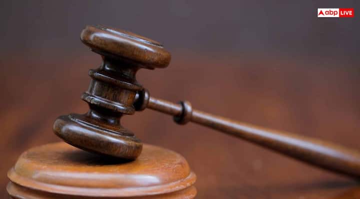 इसी मामले में एक ट्रायल कोर्ट ने इसे गैर इस्लामिक निकाह माना और इमरान खान और बुशरा बीबी दोनों को 7-7 साल जेल की सजा सुनाई है. साथ ही 5 लाख रुपये जुर्माना भी लगाया. हालांकि बाद में उन्हें बरी कर दिया गया.