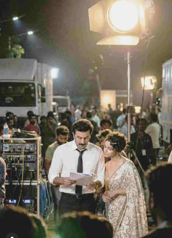 The looks of Alia Bhatt and Ranbir Kapoor from the film have been revealed. In which both are looking very cute.