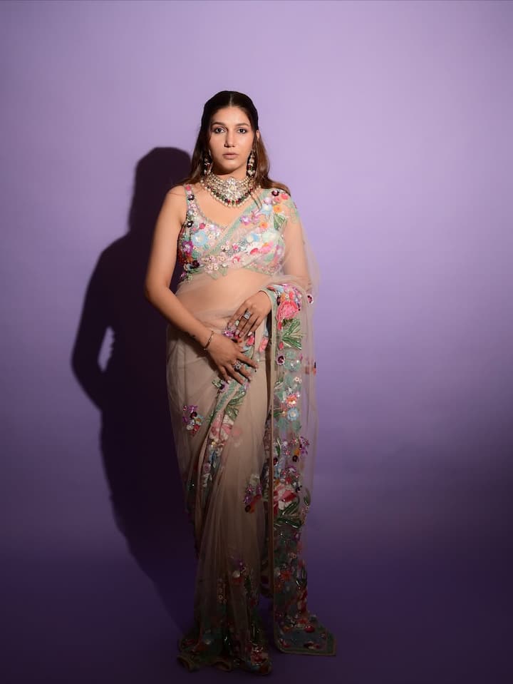 उनके लुक की बात करें  तो उन्होंने नेट की पीच कलर की साड़ी पहनी हुई है जिसके बॉर्डर में काफी खूबसूरत वर्क है.