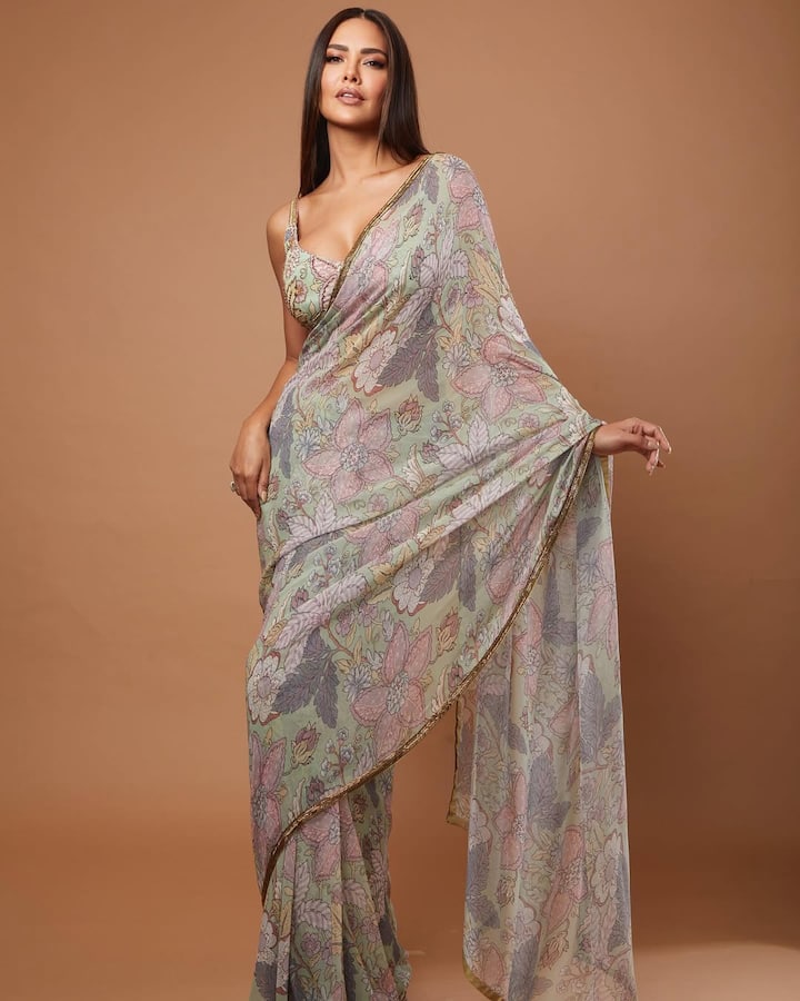 ఈషా గుప్తా ఈ చీరలో మరింత అందంగా లేదూ...  స్లీవ్ లెస్ బ్లౌజ్ ధరించడంతో లుక్ మరింత మోడ్రన్ గా మారింది.