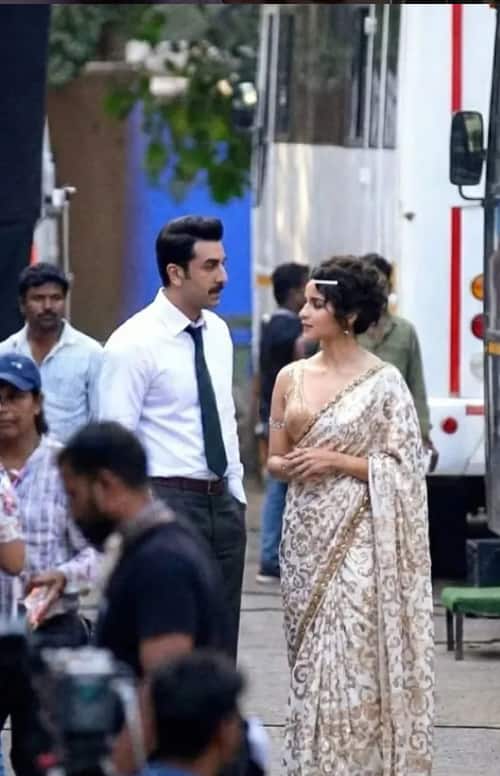 Alia and Ranbir's retro look was seen. Talking about Ranbir's look, he is wearing a tie with a white shirt and black pants. Also his mustache is visible.