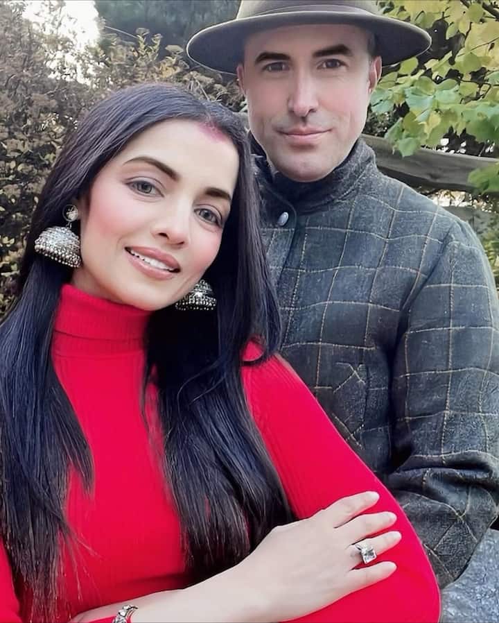 వివాహం అయిన 15 సంవత్సరాల తర్వాత తన భర్త పీటర్ హాగ్ నుండి విడాకులు తీసుకోబోతోంది సెలీనా జైట్లీ. పీటర్ తనను కొట్టాడని, ఆస్తిని లాక్కున్నాడని, మానసికంగా వేధించాడని, క్రూరంగా ప్రవర్తించాడని ఆమె ఆరోపించింది. సహాయం కోసం సెలీనా కోర్టును ఆశ్రయించింది.