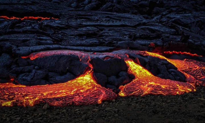 इसके अलावा ज्वालामुखी क्षेत्र में धरती के अंदर मौजूद गर्मी का इस्तेमाल बिजली बनाने के लिए किया जाता है. कई देश इसी गर्मी से बिजली बनाते हैं, जिसे भू-तापीय ऊर्जा कहते हैं. यह ऊर्जा सस्ती और प्राकृतिक मानी जाती है.