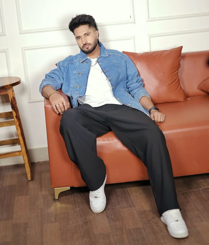 वहां जाकर जस्सी ने गाड़ियां धोने का काम शुरू किया. इससे उन्होंने अपने लिए पैसे जमा किए और इंडिया लौटकर अपना पहला म्यूजिक एल्बम ‘बैचमेट’ रिलीज किया. इस एल्बम का गाना ‘चूड़ियां’ लोगों के बीच तुरंत हिट हो गया.