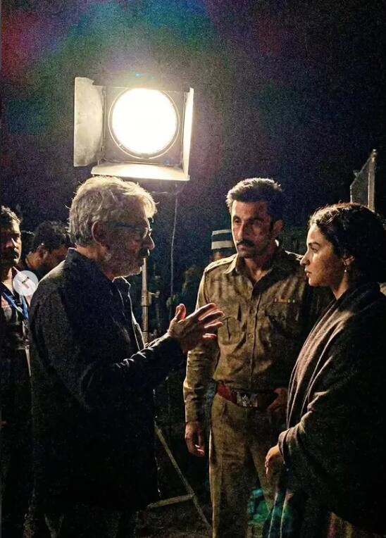 In this photo, Sanjay Leela Bhansali is seen explaining something to Alia and Ranbir.