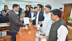 'दिल्ली में तुरंत लागू हो हेल्थ इमरजेंसी', मास्क और ऑक्सीजन सिलेंडर के साथ कांग्रेस का प्रदर्शन