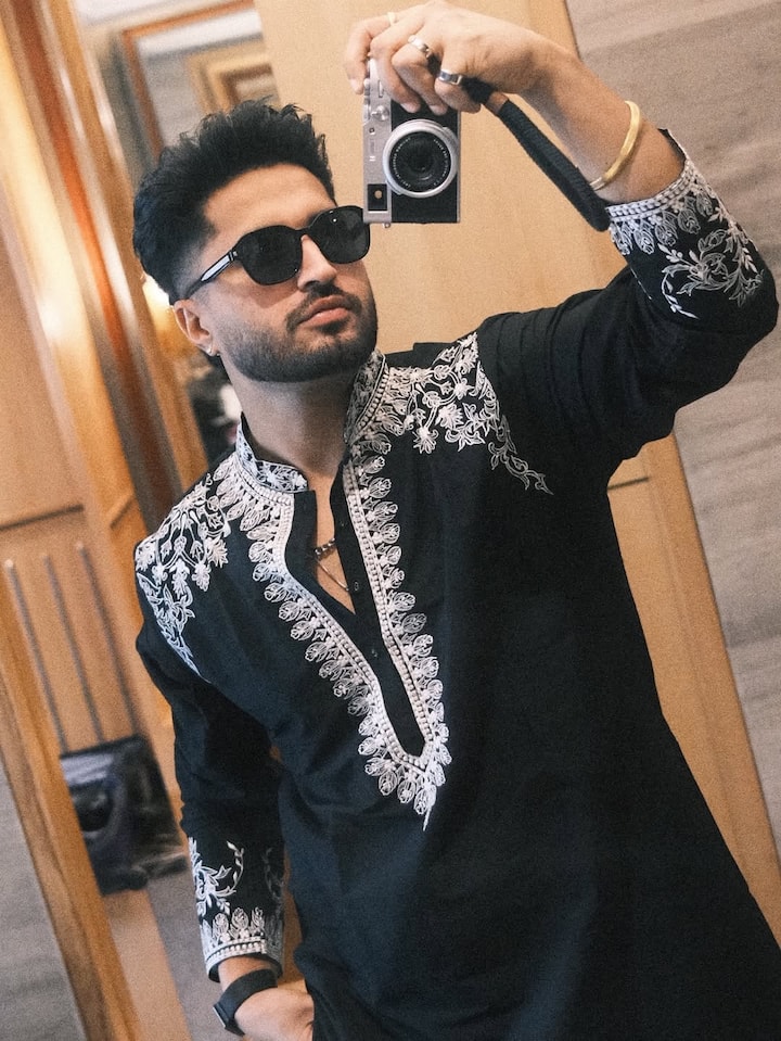 पॉपुलर सिंगर बनने के बाद जस्सी ने फिल्म ‘मिस्टर एंड मिसेज 420’ से एक्टिंग करियर की शुरुआत की. फिर वो साल 2018 में बॉलीवुड फिल्म ‘हैप्पी फिर भाग जाएगी’ इसके बाद ‘पंगा’ में कंगना रनौत के साथ नजर आए. जस्सी ने साल 2023 में सलमान खान की फिल्म ‘किसी का भाई किसी की जान’ में काम किया है.