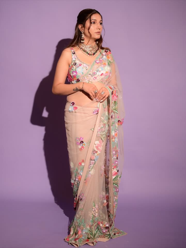 यूजर्स अलग-अलग तरह के कमेंट्स करके उन्हें कॉम्प्लीमेंट्स दे रहे हैं.