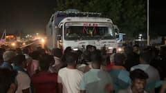 டிப்பர் லாரி மோதி 20 செம்மறியாடுகள் பலி... பொதுமக்கள் சாலைமறியல் செய்ததால் பரபரப்பு