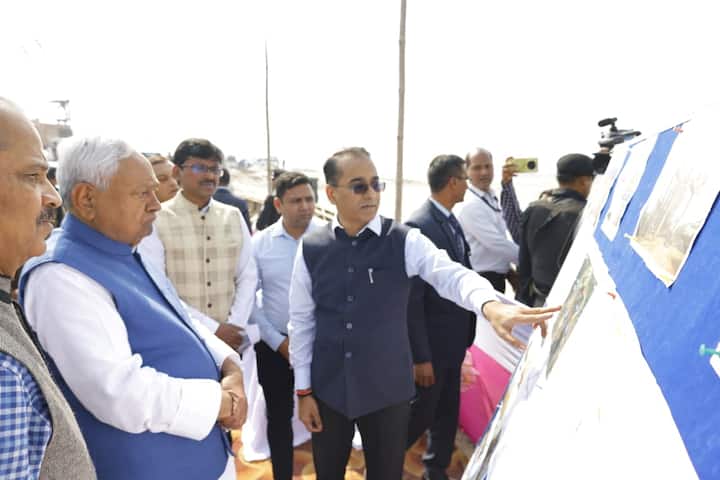 इसके पश्चात मुख्यमंत्री ने शेरपुर-दिघवारा गंगा पुल के निर्माण कार्य की प्रगति का जायजा लिया. इस दौरान अधिकारियों ने मुख्यमंत्री को बताया कि निर्माण कार्य तेजी से चल रहा है. निर्माण के लिए राज्य सरकार द्वारा सभी चीजें उपलब्ध कराई गई हैं.