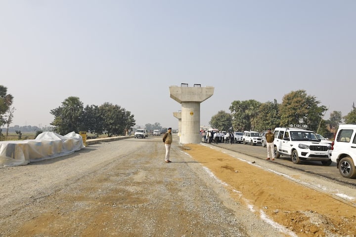 मुख्यमंत्री ने दानापुर-बिहटा एलिवेटेड कॉरिडोर का निरीक्षण कर निर्माण कार्य की प्रगति की जानकारी ली. इस दौरान अधिकारियों ने मुख्यमंत्री को बताया कि निर्माण कार्य तेजी से चल रहा है और किसी प्रकार की कोई समस्या नहीं है.