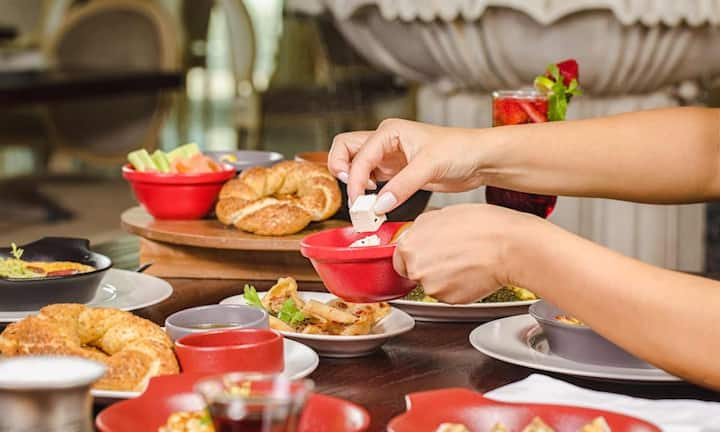 एक्सपर्ट्स के अनुसार ब्रेकफास्ट स्किप करना सिर्फ एक मिल छोड़ना नहीं बल्कि शरीर के पूरे स्ट्रक्चर को बिगाड़ना है. बिना ब्रेकफास्ट के शरीर लंबे समय तक न्यूट्रीशनल डेफिसिट में जाता है, जिससे दोपहर तक बहुत ज्यादा भूख लगती है. यही भूख बाद में बड़े पोर्शन खाने और हाई कैलोरी फूड चुनने की वजह बन जाती है. जिससे वजन और पेट में चर्बी बढ़ने लगती है.