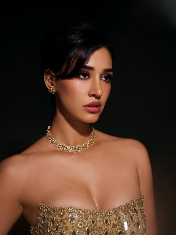 ઓફ શોલ્ડર ગોલ્ડન ગાઉનમાં ગોર્જિયસ લાગી દિશા પટની