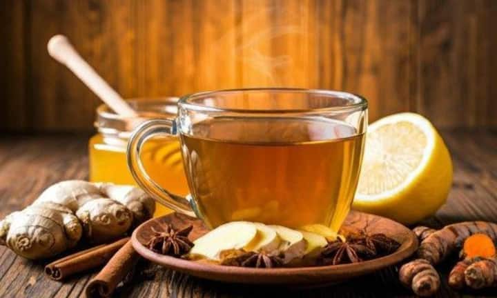 अदरक वाली चाय बनाने के लिए आप 1 से 2 इंच अदरक के स्लाइस काटकर पानी में 10 से 15 मिनट तक उबाल लें और फिर इसे भी चाय की तरह पी लें.