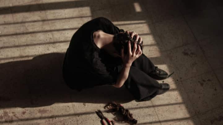 আপনি কার সঙ্গে কথা বলবেন, কার সঙ্গে মিশবেন, কোথায় যেতে পারবেন, কোথায় যেতে পারবেন না, সব কি তাঁরাই নিয়ন্ত্রণ করেন?