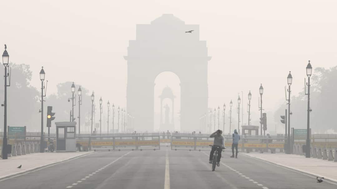 delhi Pollution air quality AQI very poor pollution risk rises due to volcano ash moving towards india दिल्ली की जहरीली हवा में सांस लेना मुश्किल! AQI ‘बहुत खराब’, ज्वालामुखी की राख ने भी बढ़ाई टेंशन