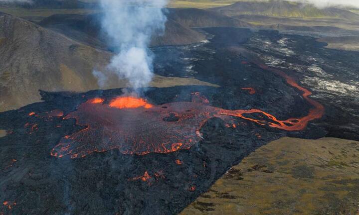 ज्वालामुखी के लावा से बने पहाड़, क्रेटर और गर्म झरने बड़ी संख्या में पर्यटकों को भी आकर्षित करते हैं. ऐसे इलाकों में पर्यटन स्थानीय लोगों के लिए रोजगार और आय का साधन भी बन जाता है.