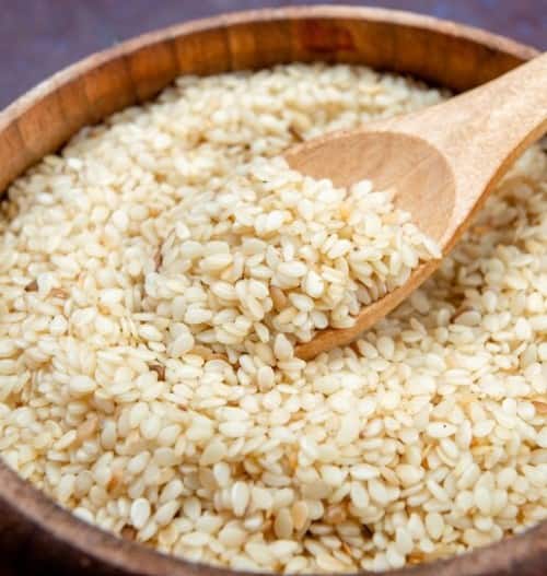 ਭਾਵੇਂ ਇਹ ਛੋਟੇ-ਛੋਟੇ ਬੀਜ ਹੋਣ, ਪਰ ਸਿਹਤ ਲਾਭਾਂ ਦੇ ਮਾਮਲੇ ਵਿੱਚ ਇਹ ਕਿਸੇ 'ਪਾਵਰਹਾਊਸ' ਤੋਂ ਘੱਟ ਨਹੀਂ ਹਨ। ਭਾਰਤ 'ਚ ਸਦੀਆਂ ਤੋਂ, ਖਾਸ ਕਰਕੇ ਮਕਰ ਸੰਕ੍ਰਾਂਤੀ ਦੇ ਆਸ-ਪਾਸ, ਤਿੱਲ ਨੂੰ ਅੰਮ੍ਰਿਤ ਸਮਾਨ ਮੰਨਿਆ ਗਿਆ ਹੈ।