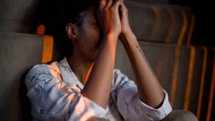 আবার মানসিক নিপীড়নের শিকার হলেও, তা বুঝতে সময় লেগে যায় অনেকের। কিন্তু গোড়া থেকে সচেতন থাকলে ক্ষতি এড়ানো সম্ভব।