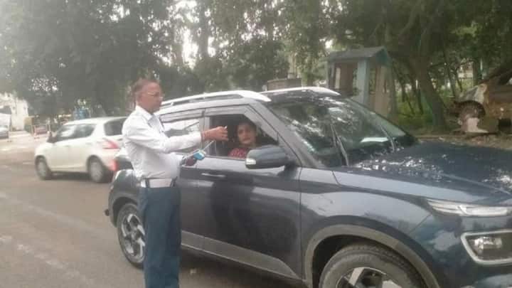 कई बार लोग जल्दबाजी या सुविधा के चलते एक एक्स्ट्रा व्यक्ति भी बैठा लेते हैं. यह छोटा सा कदम ट्रैफिक नियमों के हिसाब से गलत है और इससे भारी जुर्माना लग सकता है. ओवरलोडिंग सिर्फ गाड़ियों को असुविधाजनक नहीं बनाती, बल्कि इससे हादसा होने का खतरा भी बढ़ जाता है.