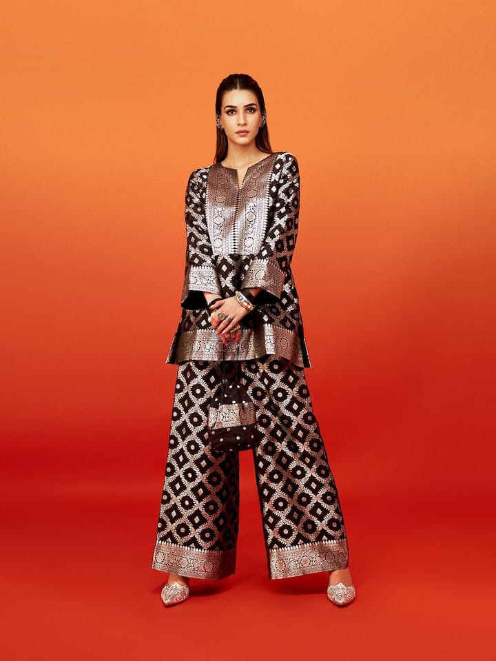 वहीं अदाकारा का मेकअप, हेयर और ऐक्सेसरीज भी परफेक्टली स्टाइल किया हुआ है. उन्होंने अपने बालों को खुला रखा और ईयर कफ्स के साथ अपना आउटफिट पेयर किया. स्टेटमेंट रिंग्स, ब्रेसलेट और पोटली बैग के साथ उन्होंने इस लुक को कंप्लीट किया है.