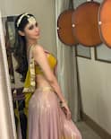 Mouni Roy Bikini Photos: బికినీలో మోనీ రాయ్... టూ పీస్ డ్రస్సులో అందమైన ఫోటోలను షేర్ చేసిన బాలీవుడ్ భామ