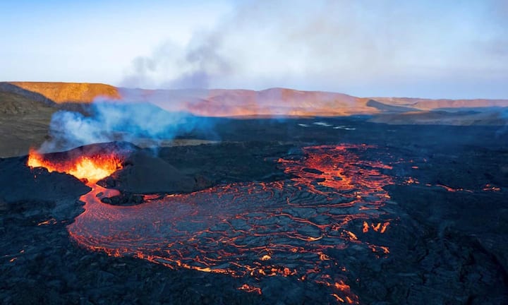 कुछ ज्वालामुखी का लावा अपने साथ पेरिडॉट, ऑब्सिडियन और कभी-कभी हीरे जैसे कीमती रत्न तक लेकर आते हैं. ये रत्न बाद में ज्वैलरी इंडस्ट्री में बड़ी कीमत पर बिकते हैं. खासकर ऑब्सिडियन और पेरिडॉट को दुनियाभर में खूब पसंद किया जाता है.