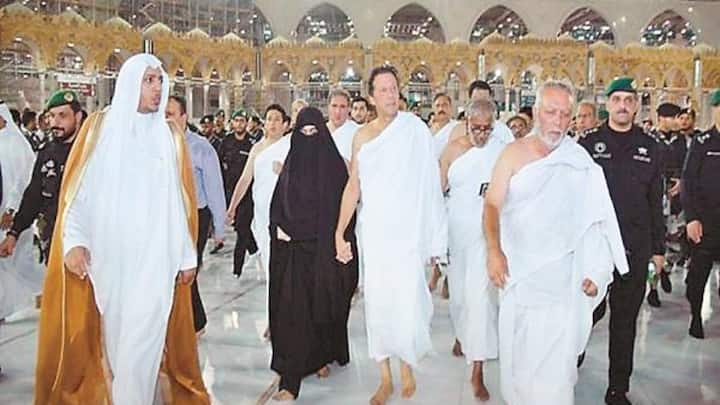 बुशरा मनेका पाकिस्तान में तब एक रूहानी शख्सियत बन चुकी थीं, जब उनकी इमेज आध्यात्मिक गुरु की थी. सूफी संत बाबा फरीद की दरगाह में बुशरा बीबी को विशेष रूतबा मिला था. यहीं पर उनकी पहली मुलाकात इमारन खान से हुई थी.