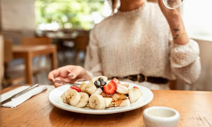 इसके अलावा सुबह पौष्टिक खाना न मिलने से शरीर को पर्याप्त ऊर्जा नहीं मिलती है. ऐसे लोग जल्दी थकान महसूस करते है, चिड़चिड़ा रहते हैं और ध्यान लगाने में दिक्कत आती है. वहीं अस्थिर ब्लड शुगर लेवल मेंटल डिस्प्ले को भी कम कर देता है.