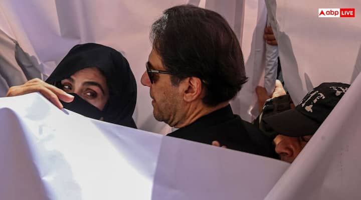 मौलवी मुफ्ती मोहम्मद सईद के अनुसार, निकाह के बाद इमरान खान ने एक महीने के बाद फरवरी 2018 में उनसे फिर से संपर्क किया और बुशरा बीबी के साथ नए सिरे से निकाह करने का अनुरोध किया. क्योंकि जनवरी में हुआ निकाह शरिया के सिद्धांतों के खिलाफ था.