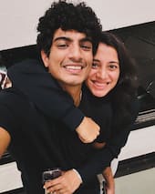 స్మృతి- పలాష్ మొదటి కలయిక ఒక మ్యూజిక్‌ కన్సెర్ట్‌లో జరిగింది. ఇక్కడ పలాష్ ఒక పాట పాడాడు. అది విని స్మృతి అతని అభిమాని అయ్యింది.