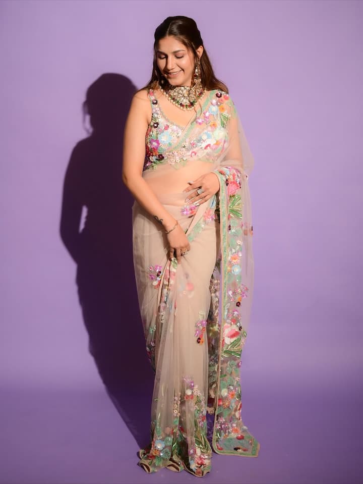 एक्ट्रेस ने इस लुक में जमकर पोज भी दिए. उनकी ये तस्वीरें अब सोशल मीडिया वायरल हो रही हैं.