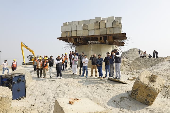 मुख्यमंत्री ने कहा कि शेरपुर-दिघवारा परियोजना के पूर्ण होने से पटना शहर पर यातायात का बोझ कम होगा साथ ही शहर की यातायात व्यवस्था और सुदृढ़ एवं सुगम होगी. उन्होंने कहा कि छपरा, सीवान, गोपालगंज और हाजीपुर की ओर जानेवाले लोगों को अब पटना शहर से होकर गुजरने की आवश्यकता नहीं होगी. इन परियोजनाओं के पूर्ण होने से राज्यवासियों को एक जगह से दूसरे जगह जाने का वैकल्पिक मार्ग मिल सकेगा.