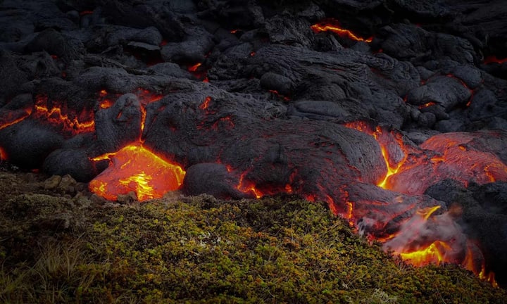 ज्वालामुखी विस्फोट के बाद बनने वाली मिट्टी में प्राकृतिक पोषक तत्व भरपूर रहते हैं. यह मिट्टी फैसले उगाने के लिए बहुत उपयुक्त मानी जाती है. इस मिट्टी की वजह से इटली, हवाई और जापान के कई क्षेत्रों में अंगूर, केला और कॉफी जैसी फसल बड़ी मात्रा में उगाई जाती है. भारत में भी काली मिट्टी वाले कई इलाके पुराने ज्वालामुखी क्षेत्र से बने हैं.