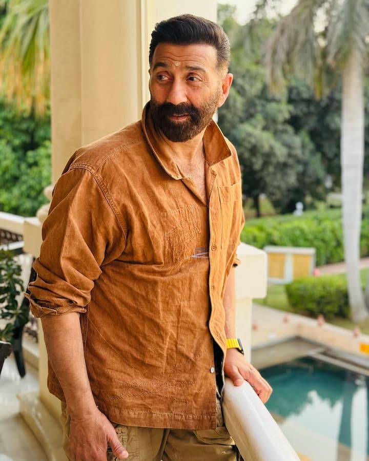 సన్నీ డియోల్ తనను తాను దృఢంగా ఉంచుకోవడానికి ప్రతిరోజూ ఒకటి లేదా రెండు గంటలు వ్యాయామం చేస్తారు.