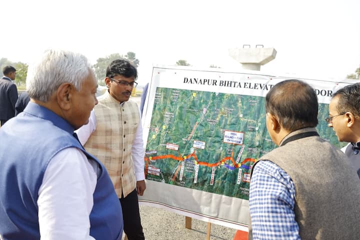 मुख्यमंत्री नीतीश कुमार ने बुधवार (26 नवंबर, 2025) को दानापुर-बिहटा एलिवेटेड कॉरिडोर और शेरपुर-दिघवारा गंगा पुल के निर्माण कार्य का निरीक्षण किया. इस दौरान मुख्यमंत्री ने निर्माण कार्य को तेजी से पूर्ण करने का निर्देश दिया.