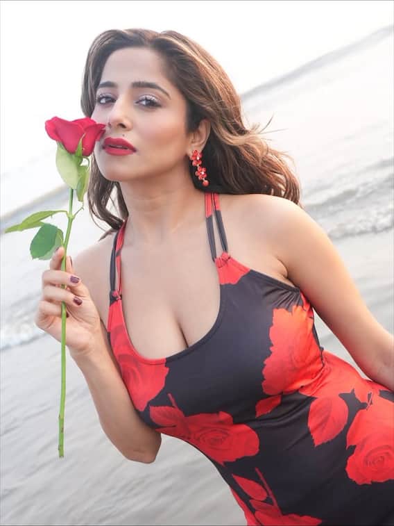 હાથ ગુલાબ સાથે કેટ શર્માએ આપ્યા સ્ટનિંગ પોઝ